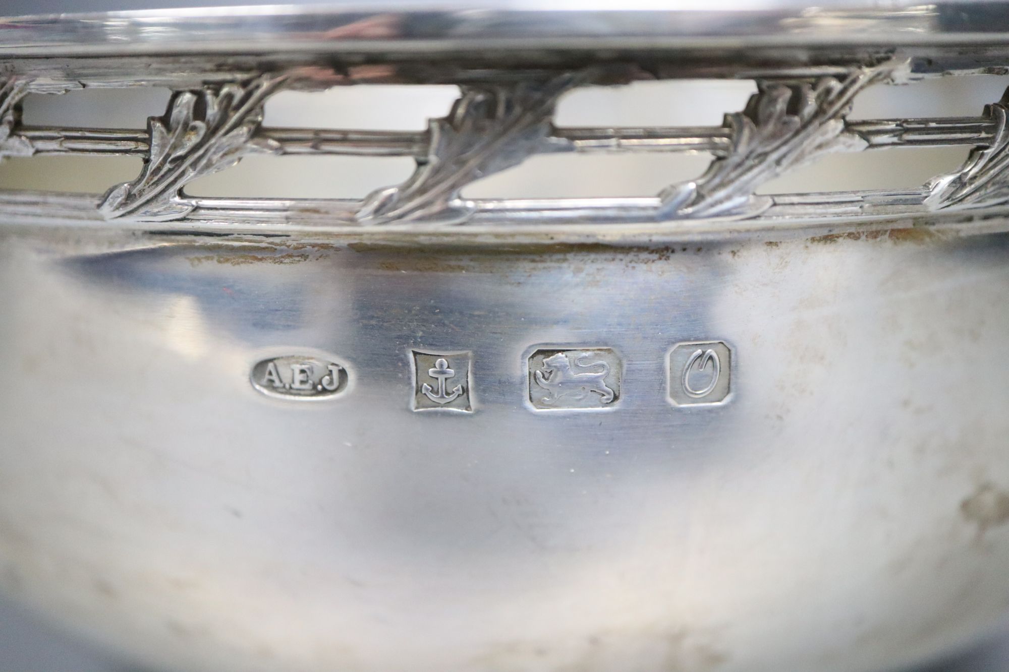 A modern silver circular bowl, with pieced border and foot, Albert Edward Jones Ltd, Birmingham, 1988, diameter 13.3cm, 9.5oz.
